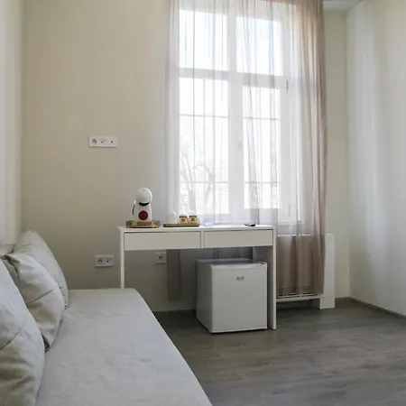 Corner House 3*