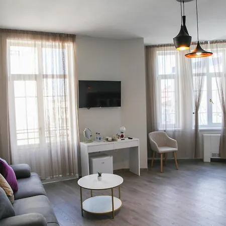 Aparthotel Corner House 3*