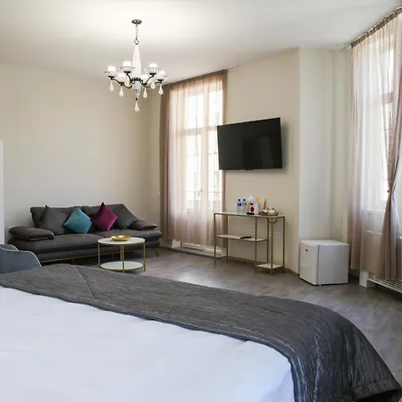 Corner House Aparthotel 3*