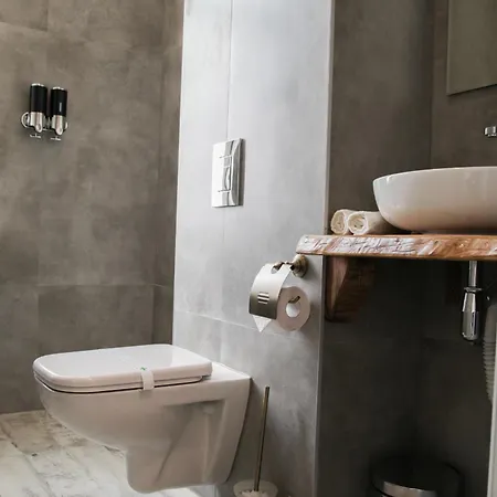 Corner House 3*