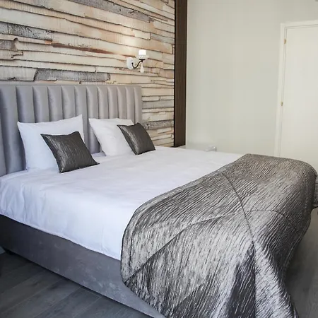 Corner House 3*