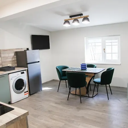 Aparthotel Corner House 3*