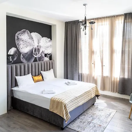 Corner House 3*