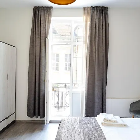 Corner House Aparthotel 3*