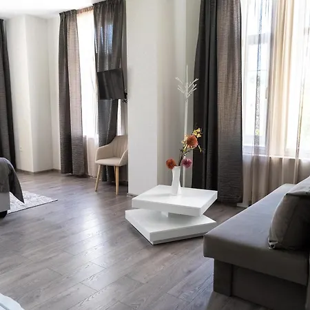Corner House 3*
