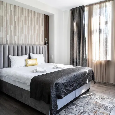 Aparthotel Corner House 3*