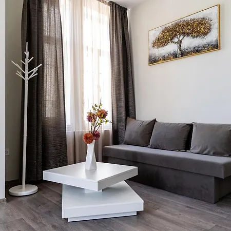 Aparthotel Corner House 3*