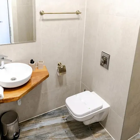 Corner House Aparthotel 3*