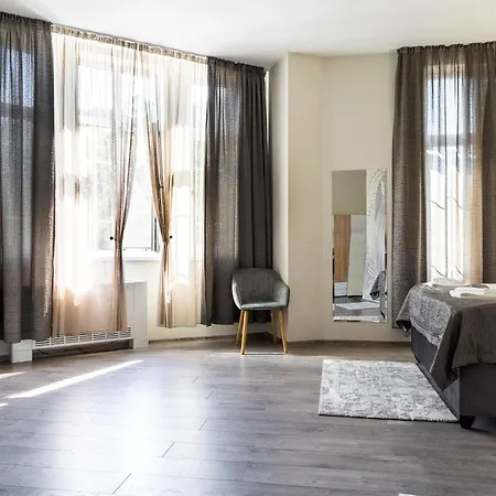 Corner House Aparthotel 3*