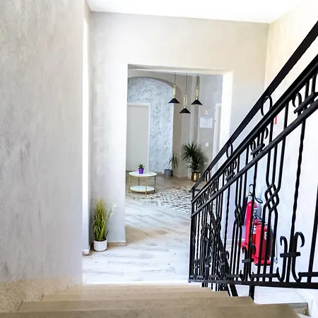 Corner House Aparthotel 3*