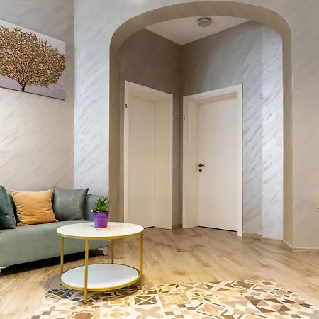 Corner House 3*