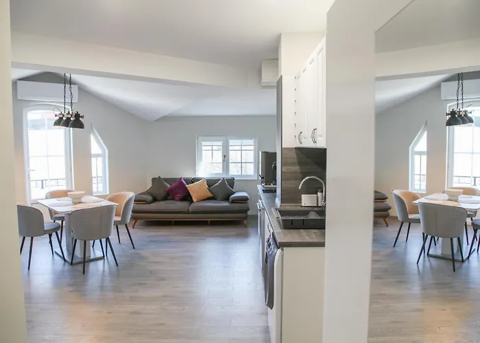 Apartahotel Corner House 3*